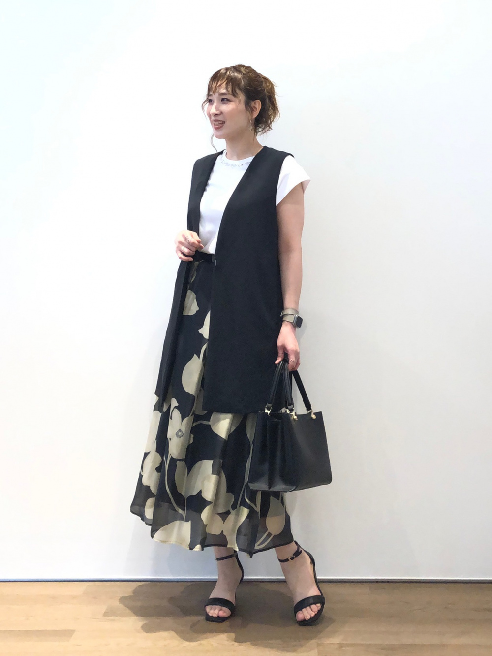 Tシャツにジレ、花柄スカートを合わせたきれいめコーデ