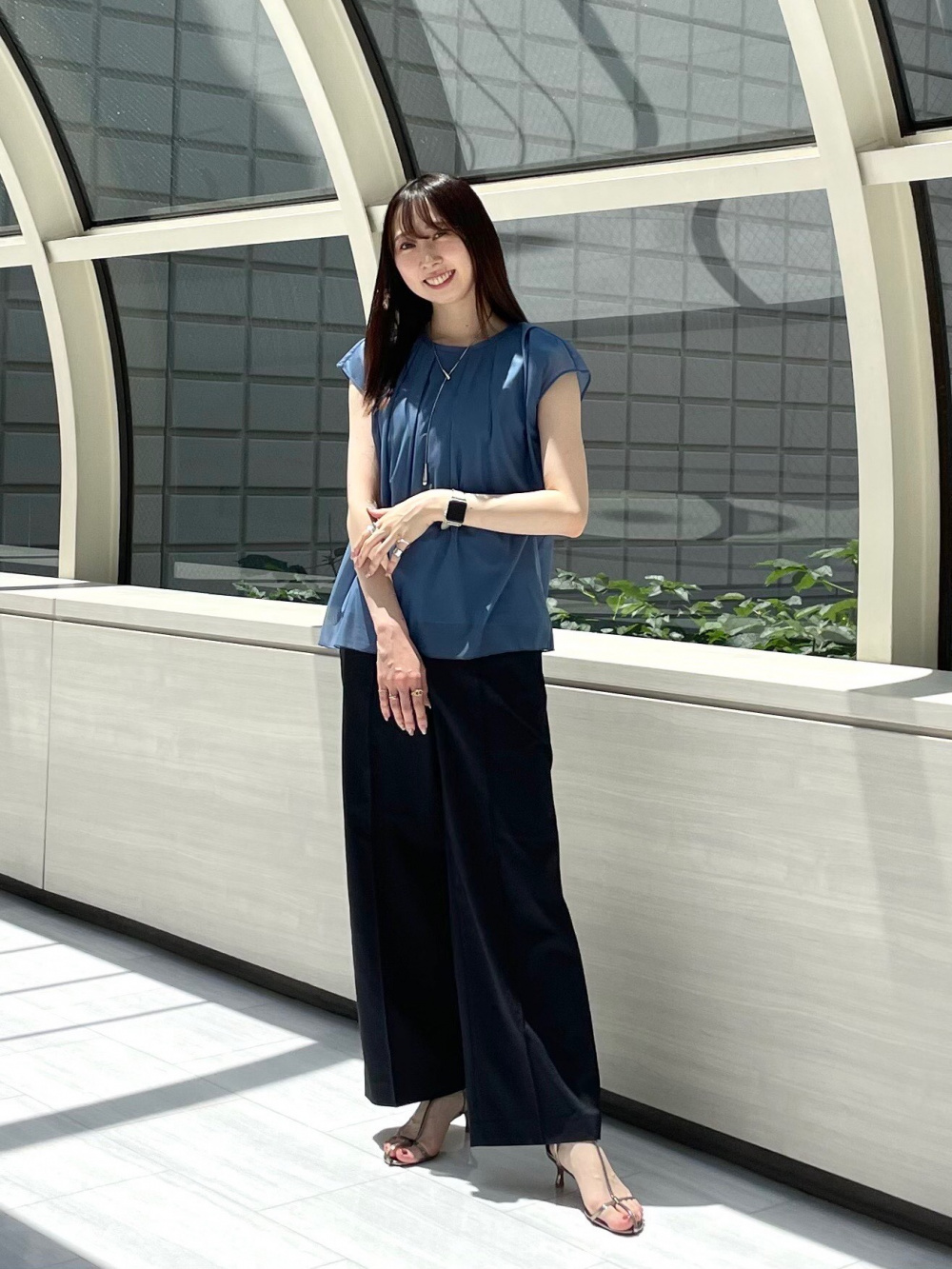 2024年モデル【丈長め】ワイドパンツ（リネンブレンド）」の着用