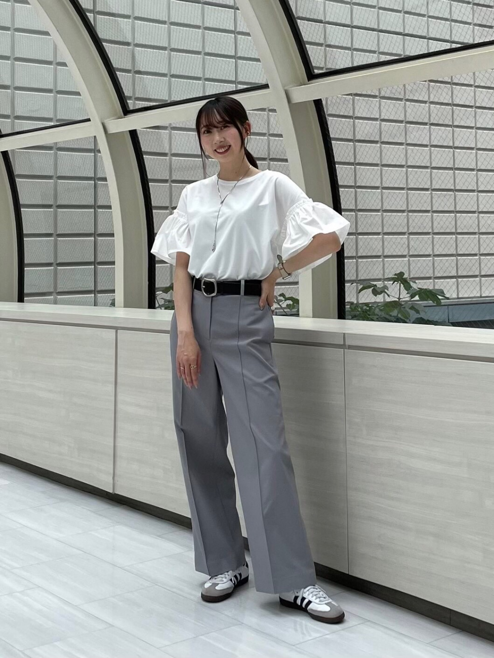 2024年モデル【丈長め】ワイドパンツ（リネンブレンド）」の着用