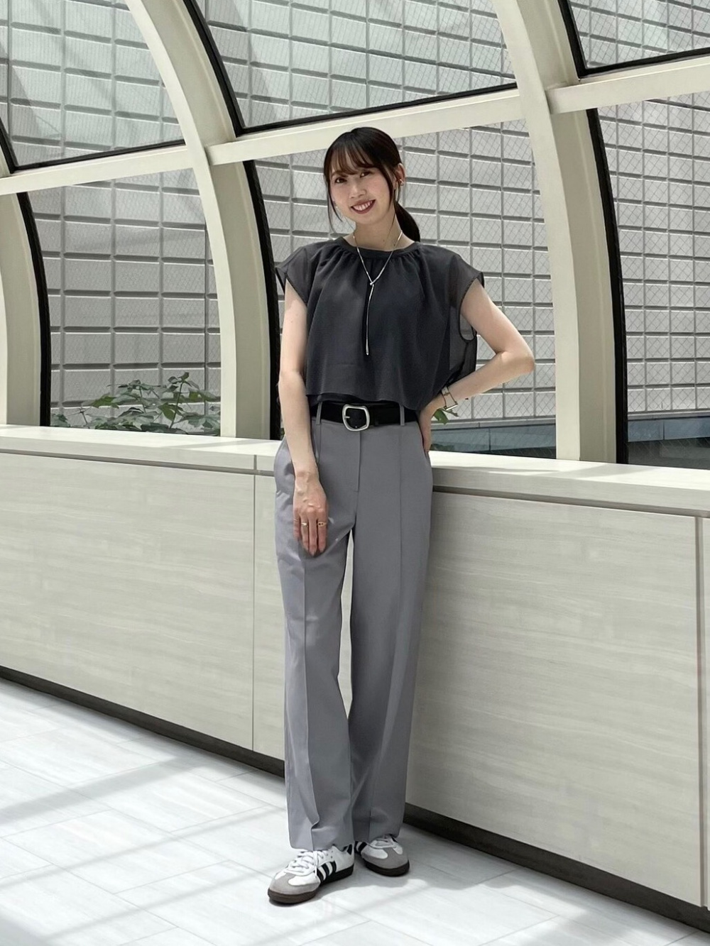 2024年モデル【丈長め】ワイドパンツ（リネンブレンド）」の着用