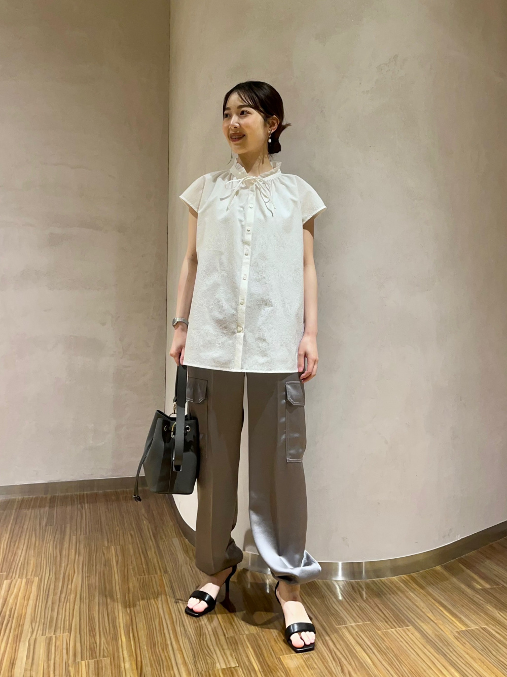サテンバンドカラーロングシャツ（長袖）、サテンパラシュート