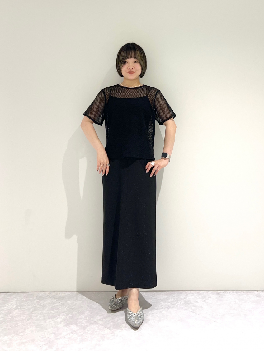 シアージャケット、ラメジャージーナロースカート」の着用