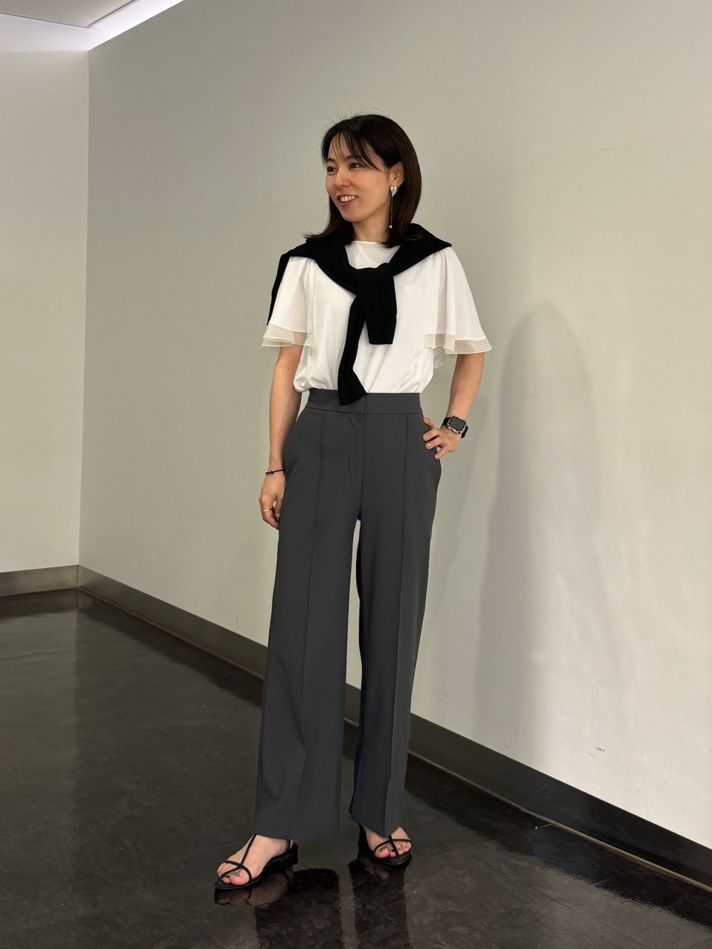 サテンパラシュートカーゴパンツ、ストローハット」の着用