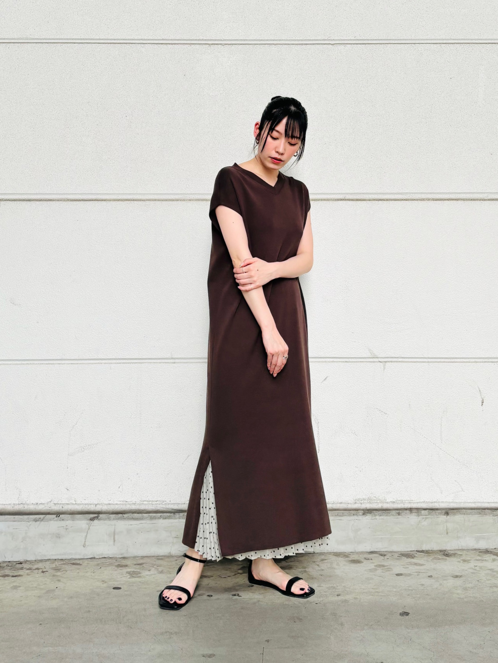 ロングのワンピースとスカートを合わせたコーデ