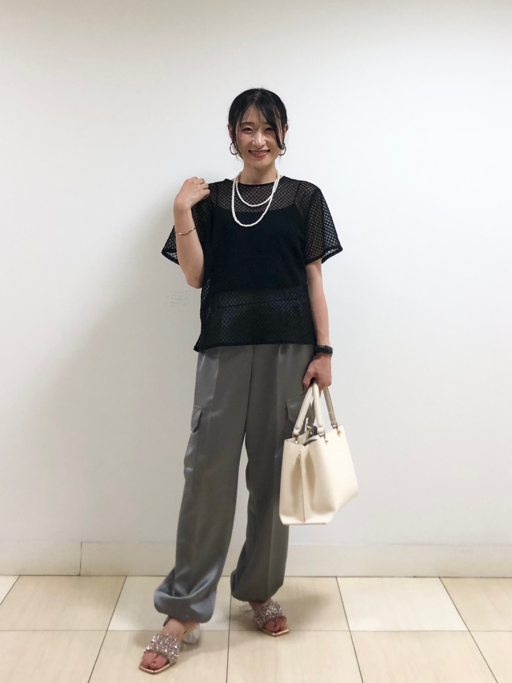 サテンパラシュートカーゴパンツ、アンクルストラップサンダル