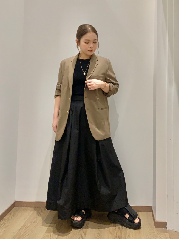 ダブルブレストジャケット、ボリュームタックフレアスカートの