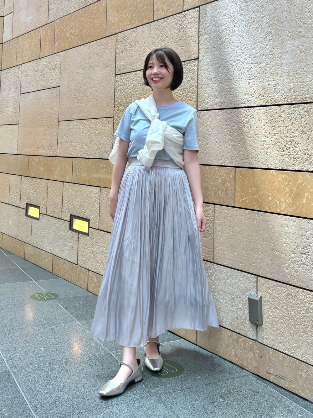 淡いグレーでまとめたスカートコーデ