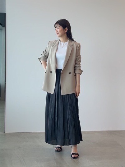 ベージュのジャケットスタイル