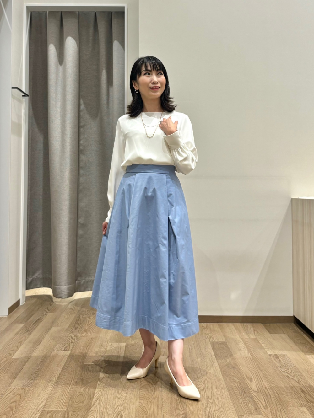 ブルーのフレアスカートのコーデ