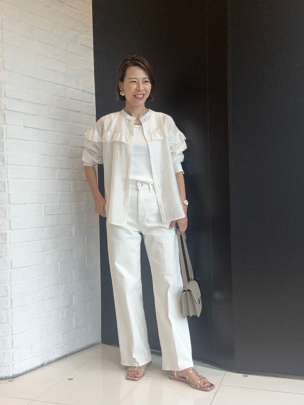 白いジーンズのオールホワイトコーデ