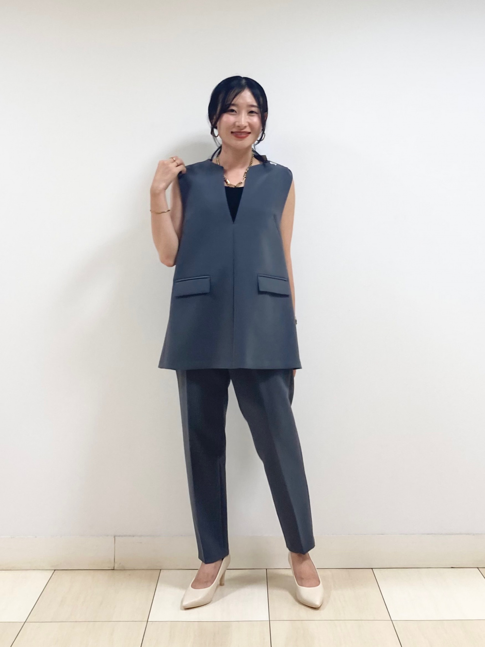 ライトサテンボウタイブラウス（長袖）、Vネックベストパンツ
