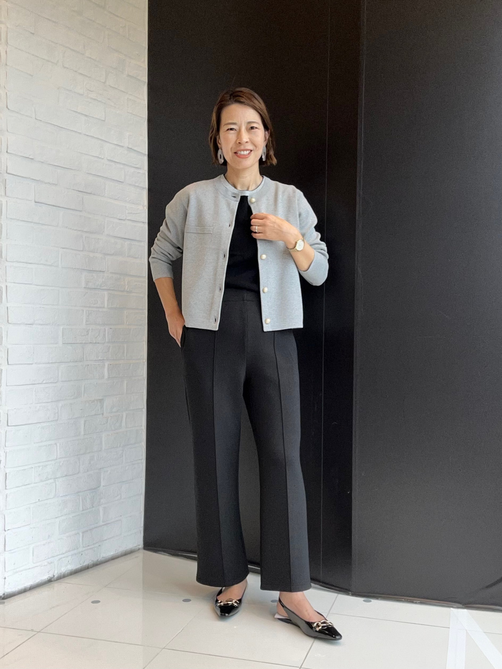 サテンパラシュートカーゴパンツ、アンクルストラップサンダル」の着用