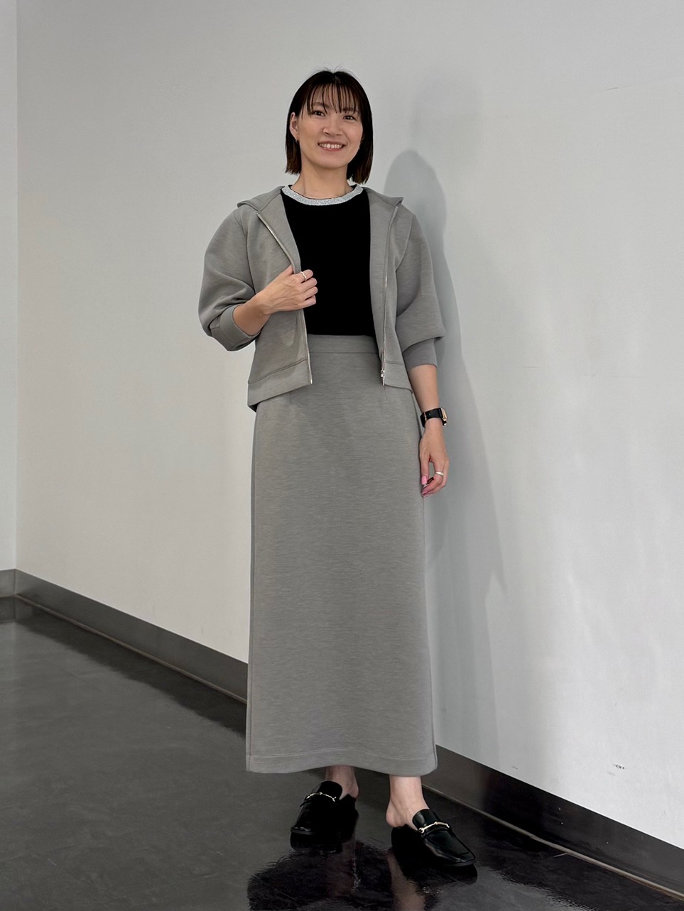 サテンパラシュートカーゴパンツ、アンクルストラップサンダル」の着用