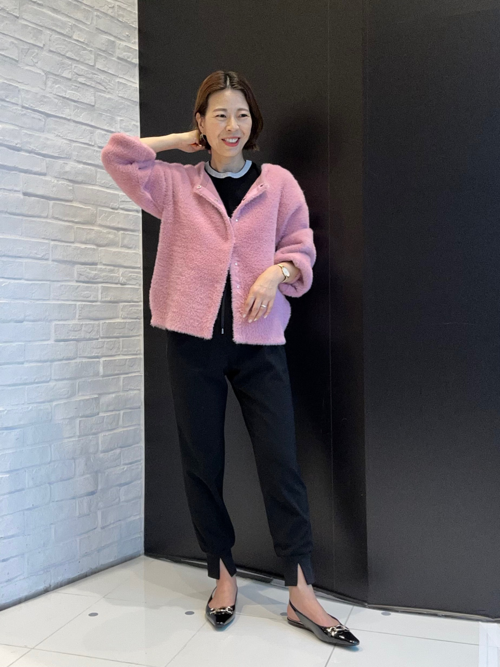 サテンパラシュートカーゴパンツ、アンクルストラップサンダル」の着用