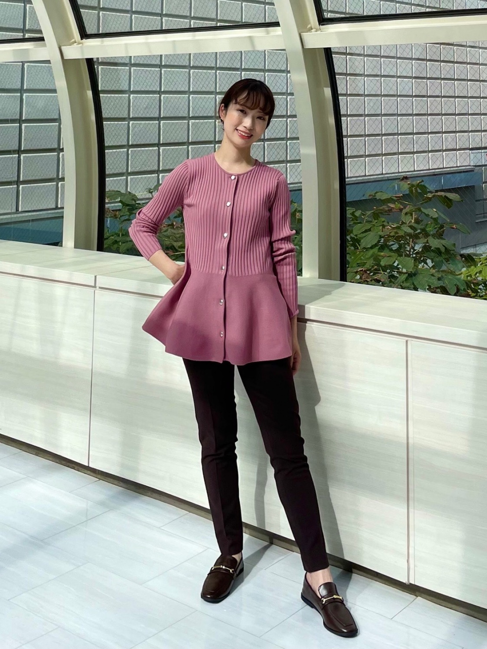 ホールガーメント®ペプラムカーディガン」の着用コーディネート| プラステ