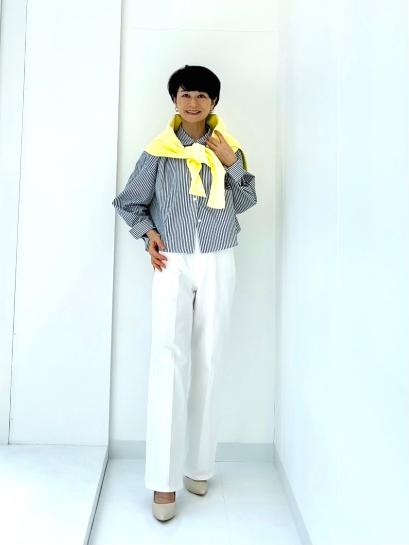 白いジーンズのマリンコーデ