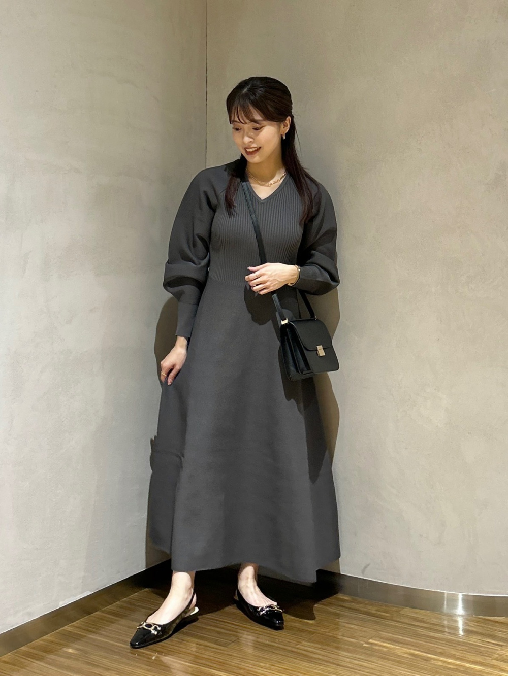 ホールガーメント®ニットVネックフレアワンピース、チェーンショート