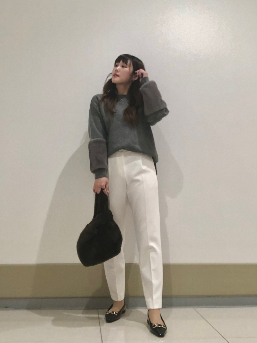 フェイクファースリーブセーター、テーパードパンツ（ウォーム