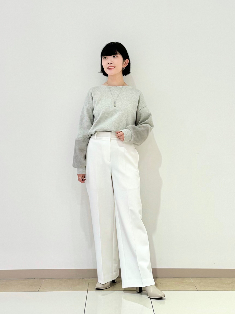杢グレーのニットと白のパンツで楽しむ、冬の爽やかカジュアルコーデ