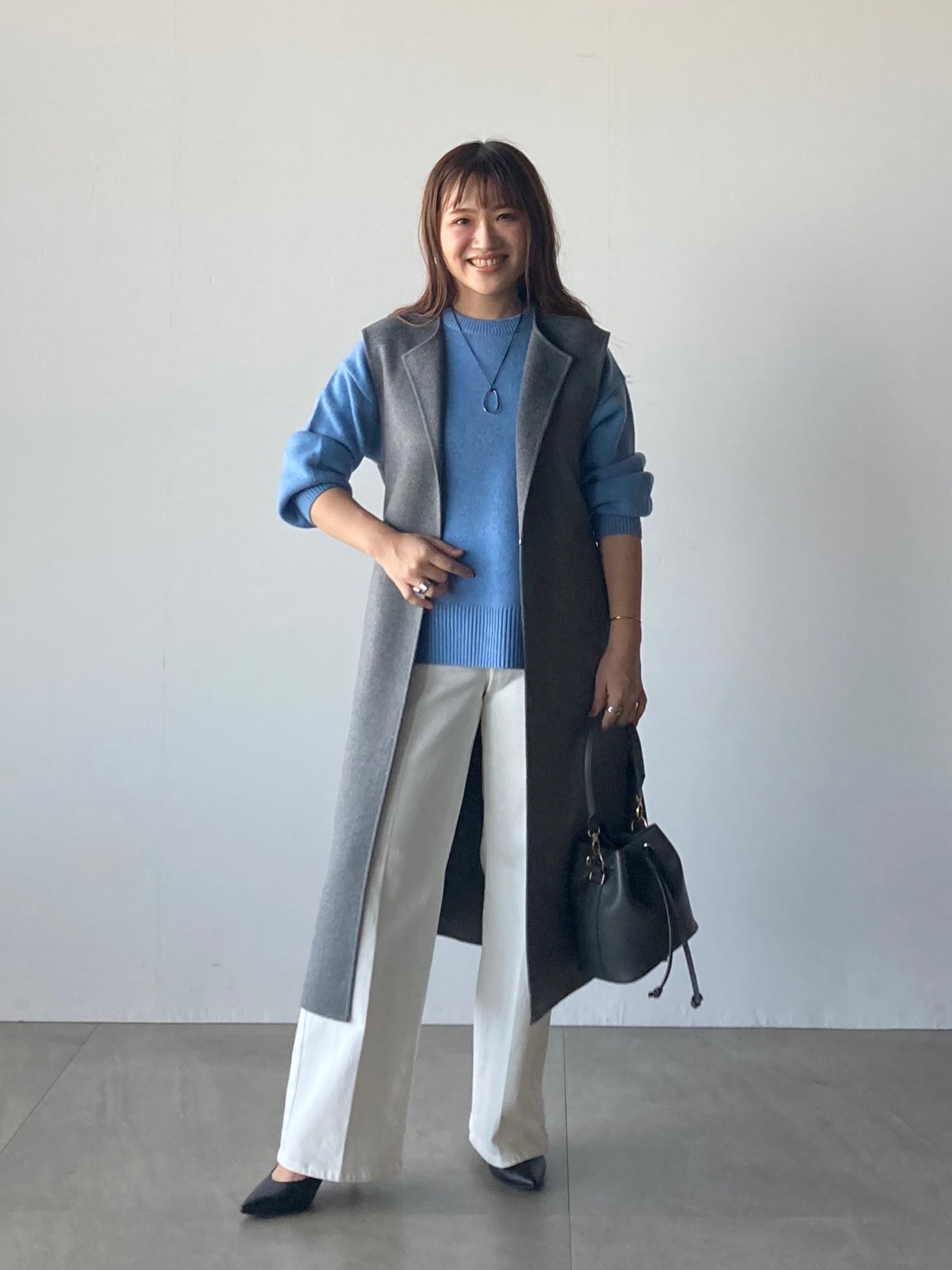 最低気温10度の日におすすめな、グレー×ブルーのコーデ