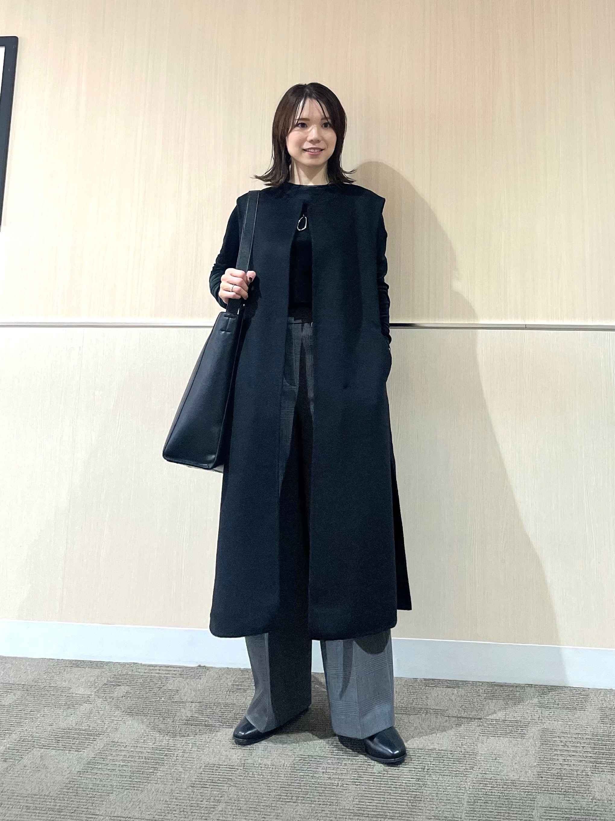 リバー素材のジレを羽織ったコーデ