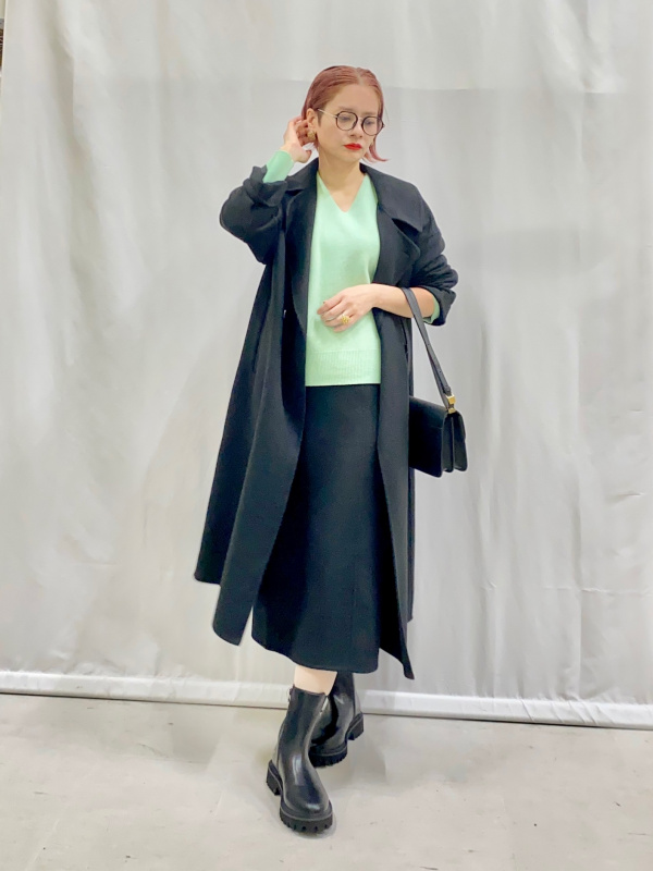 Vネックベルテッドロングコート（レディース）の着用コーディネート