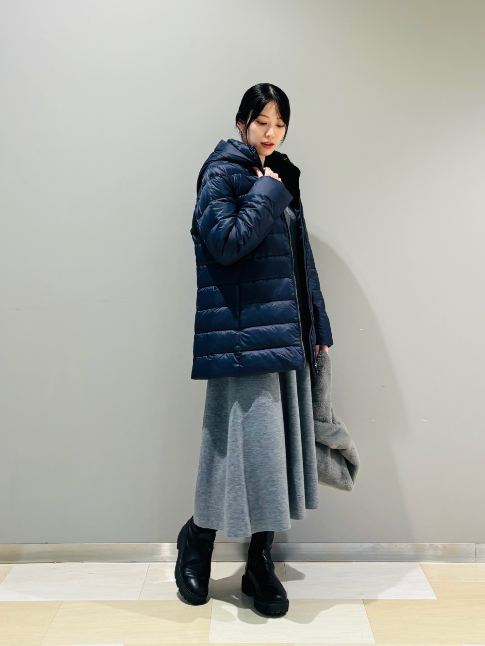 チュールドッキングニットワンピース、フェイクファーハンドバッグ」の