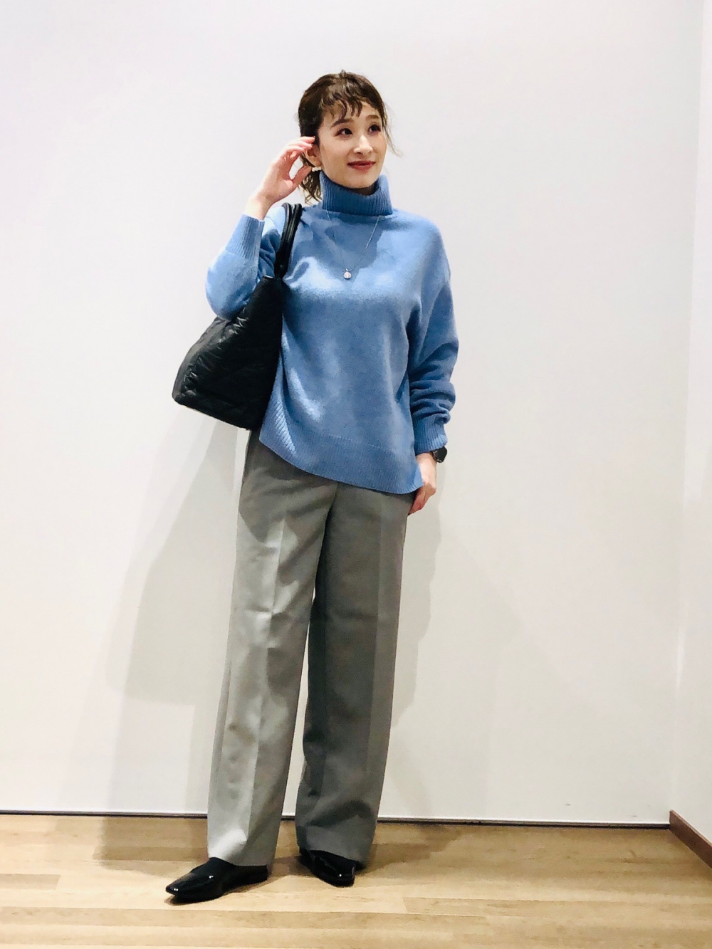 ゆったりとしたニットに、ワイドパンツを合わせたリラクシーなコーデ
