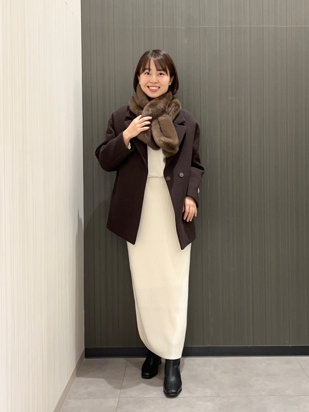 ホールガーメント®ニットVネックフレアワンピース、フェイクファー