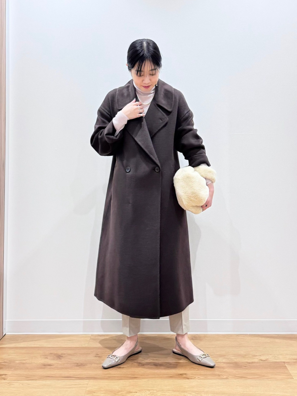 2024年モデル ウールブレンドリバーロングコート」の着用