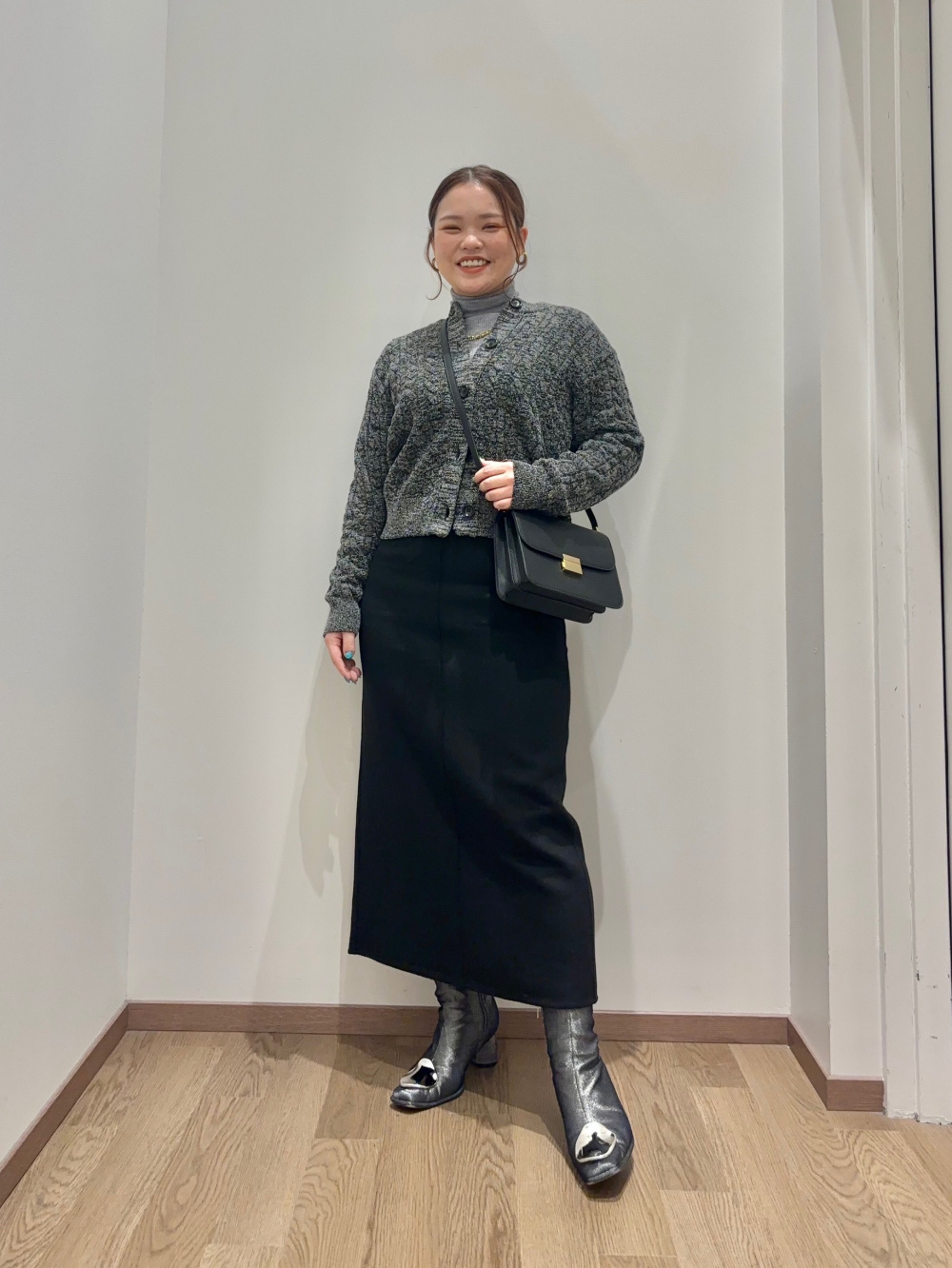 ホールガーメント®ニットVネックフレアワンピース、フェイクファー