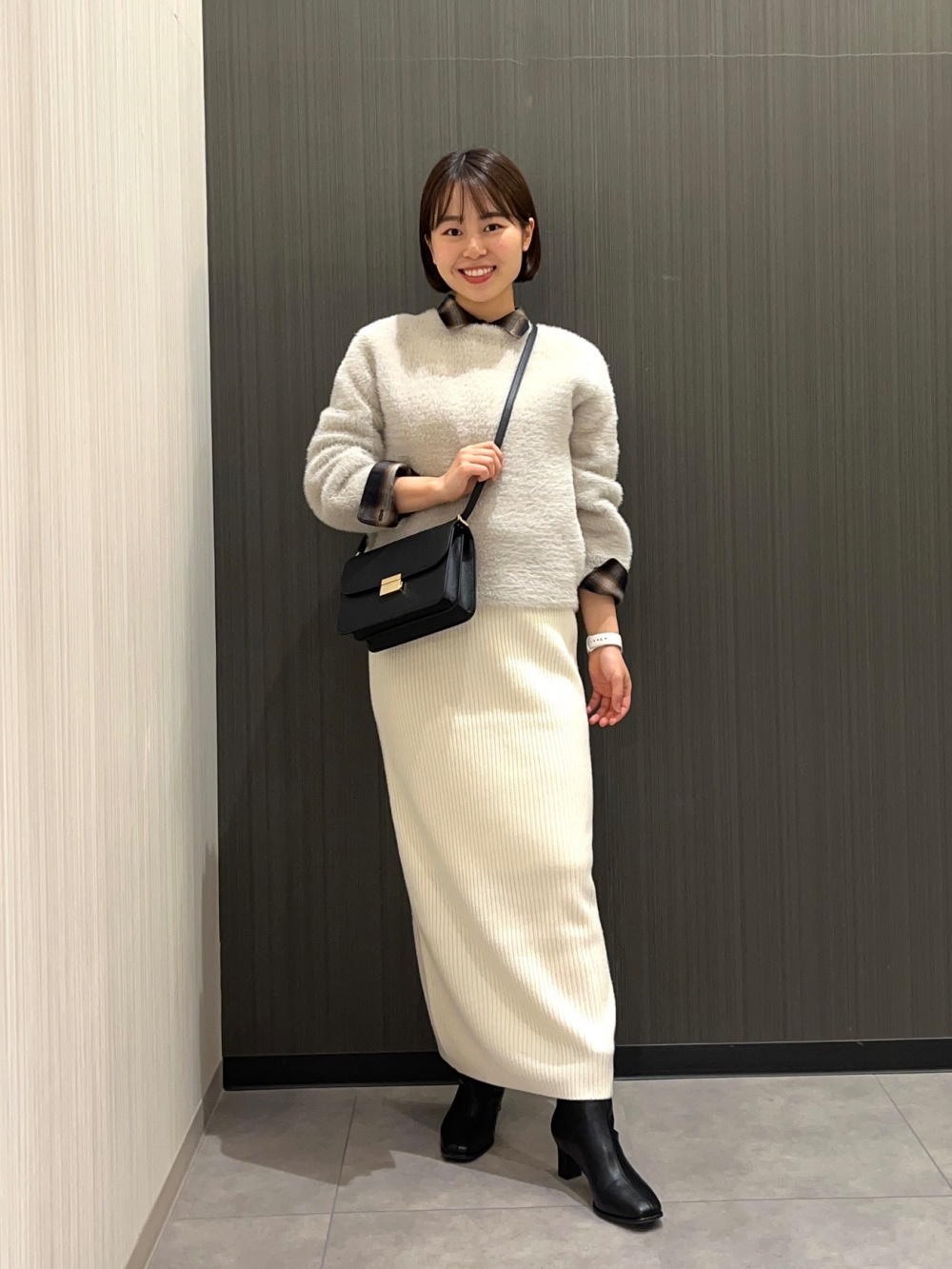 ホールガーメント®ニットVネックフレアワンピース、コンパクト