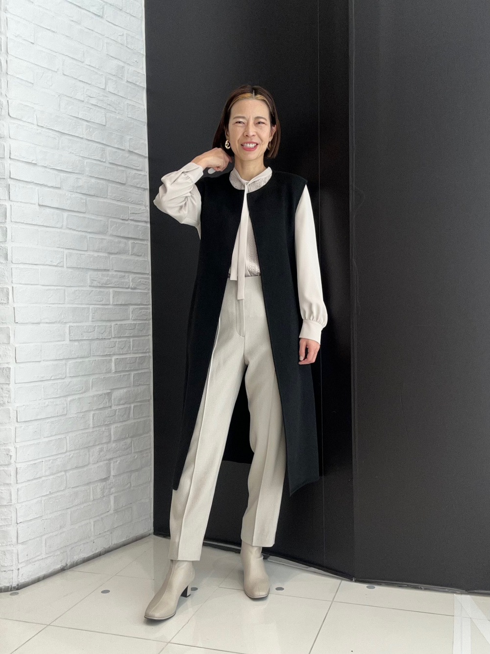 ボリュームチュールスカート、ウールブレンドリバーロングジレ」の着用