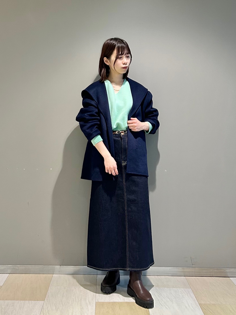 2024年モデル ウールブレンドリバーフーディーコート」の着用