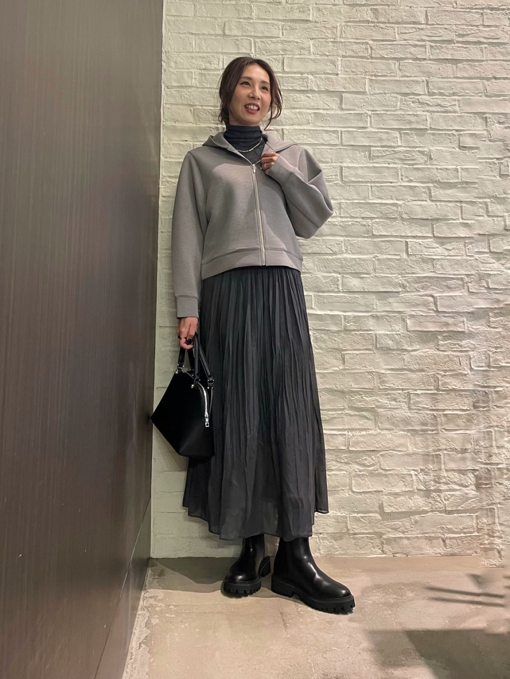 ホールガーメント®ニットVネックフレアワンピース、プラットフォーム