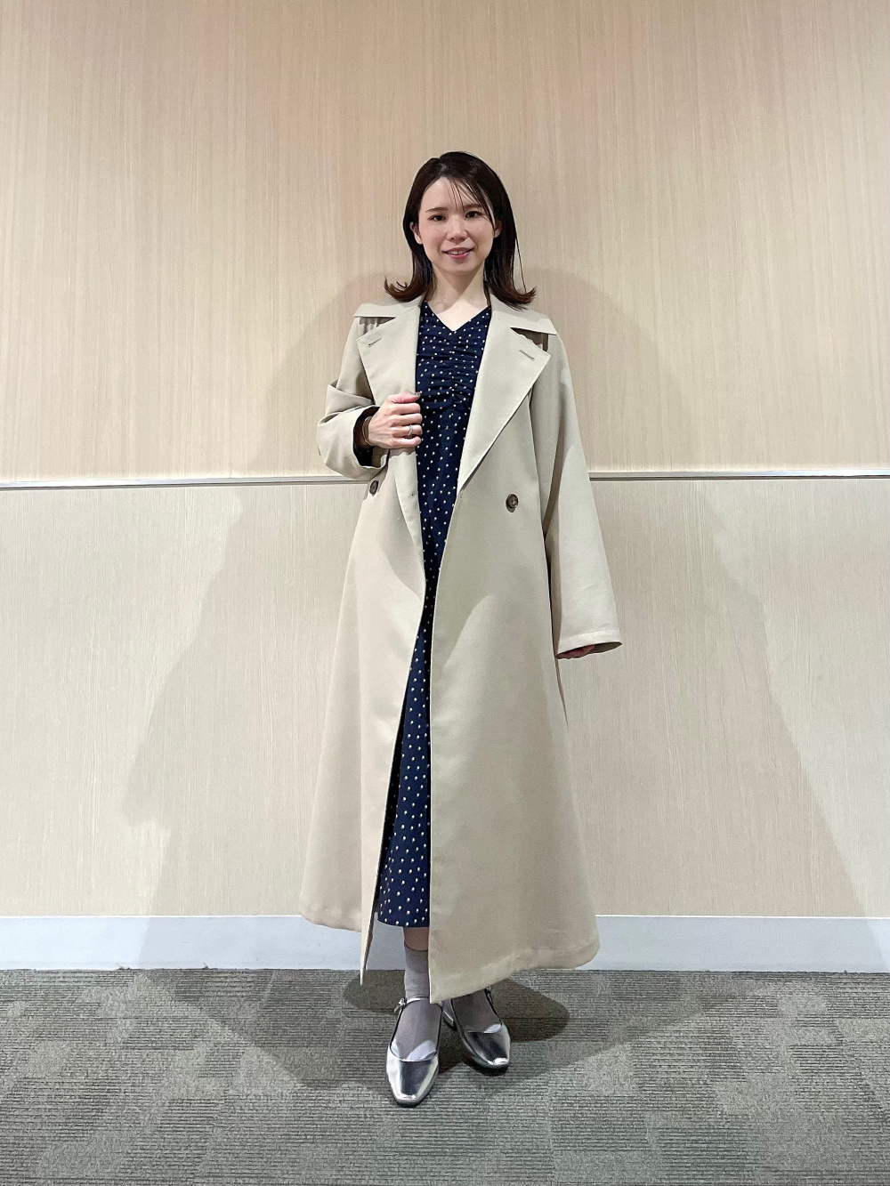 マンテコトレンチコート、ドットプリントワンピース」の着用