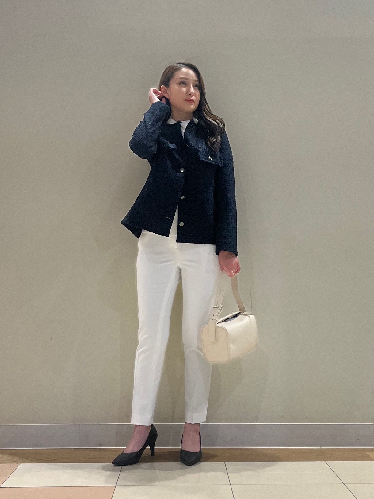 ツイード素材のジャケットを羽織ったコーデ