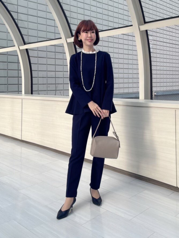 リラクシーショートトレンチコート、ソフトフレアジーンズ」の着用