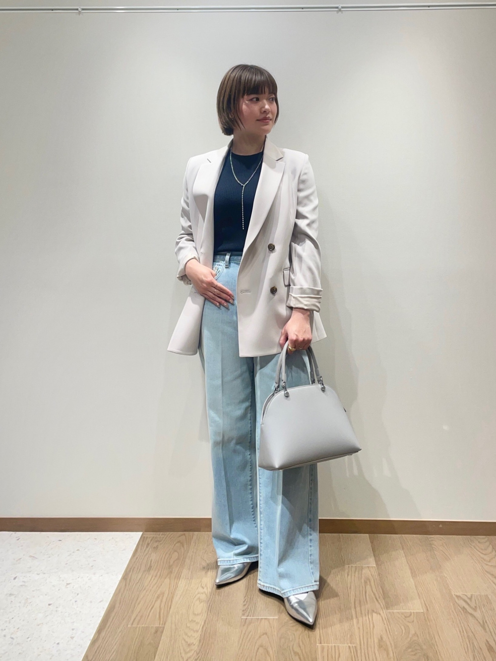 ハイライズワイドジーンズ、メリージェーン2WAYパンプス」の着用