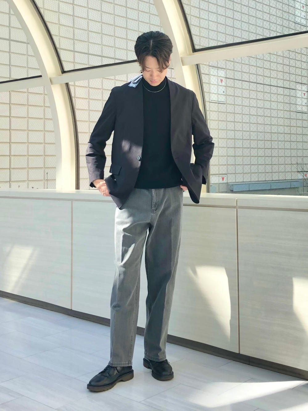 マイクロサッカージャケット、マイクロサッカートラウザーズ」の着用