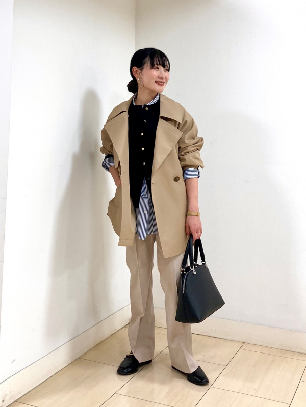 リラクシーショートトレンチコート（レディース）の着用コーディネート