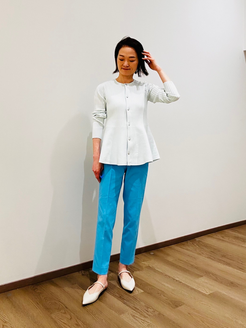 ホールガーメント®ペプラムカーディガン」の着用コーディネート| プラステ