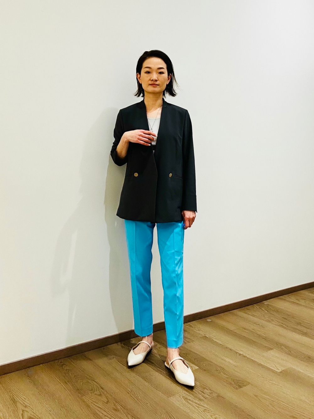 スティックパンツ（リネンブレンド）、オーバルネックレス」の着用