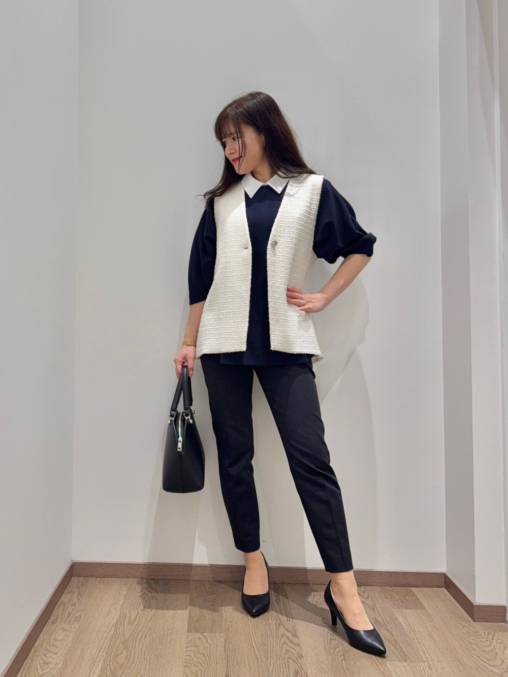 ツイードペプラムジレ、スティックパンツ（コットンブレンド）」の着用