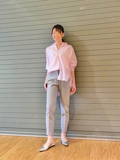 ブルーグレーのパンツコーデ