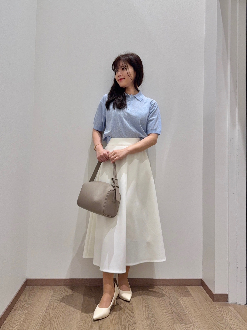ソフトショルダーバッグ、PLUS STYLEパンプス（ローヒール）」の着用 