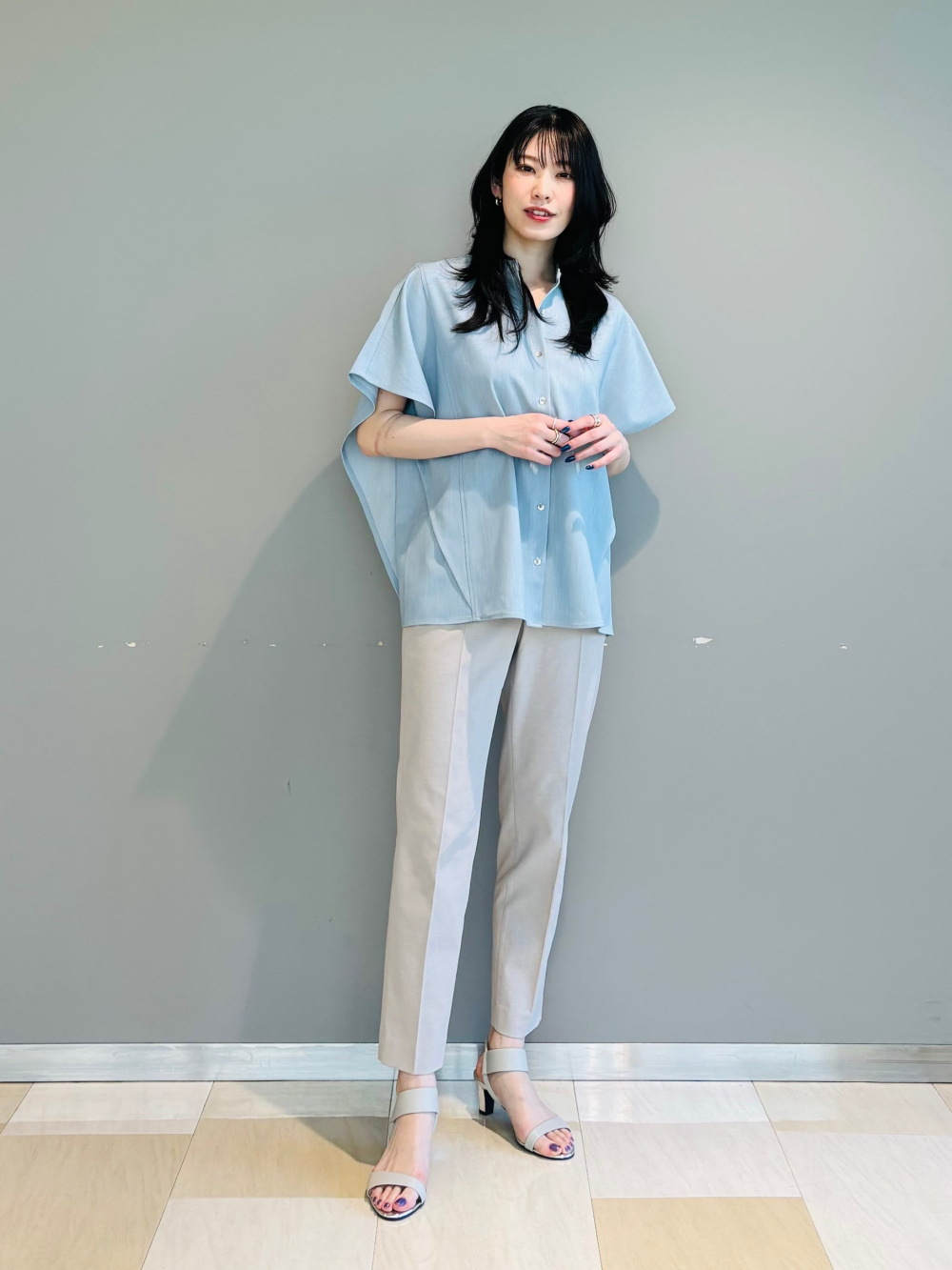 スティックパンツ（リネンブレンド）、シャンブレーバンドカラー