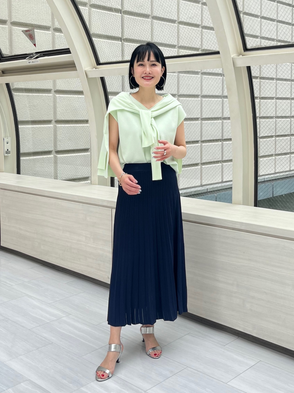 シアークロップドシャツ、レーヨンブレンドシアープリーツ