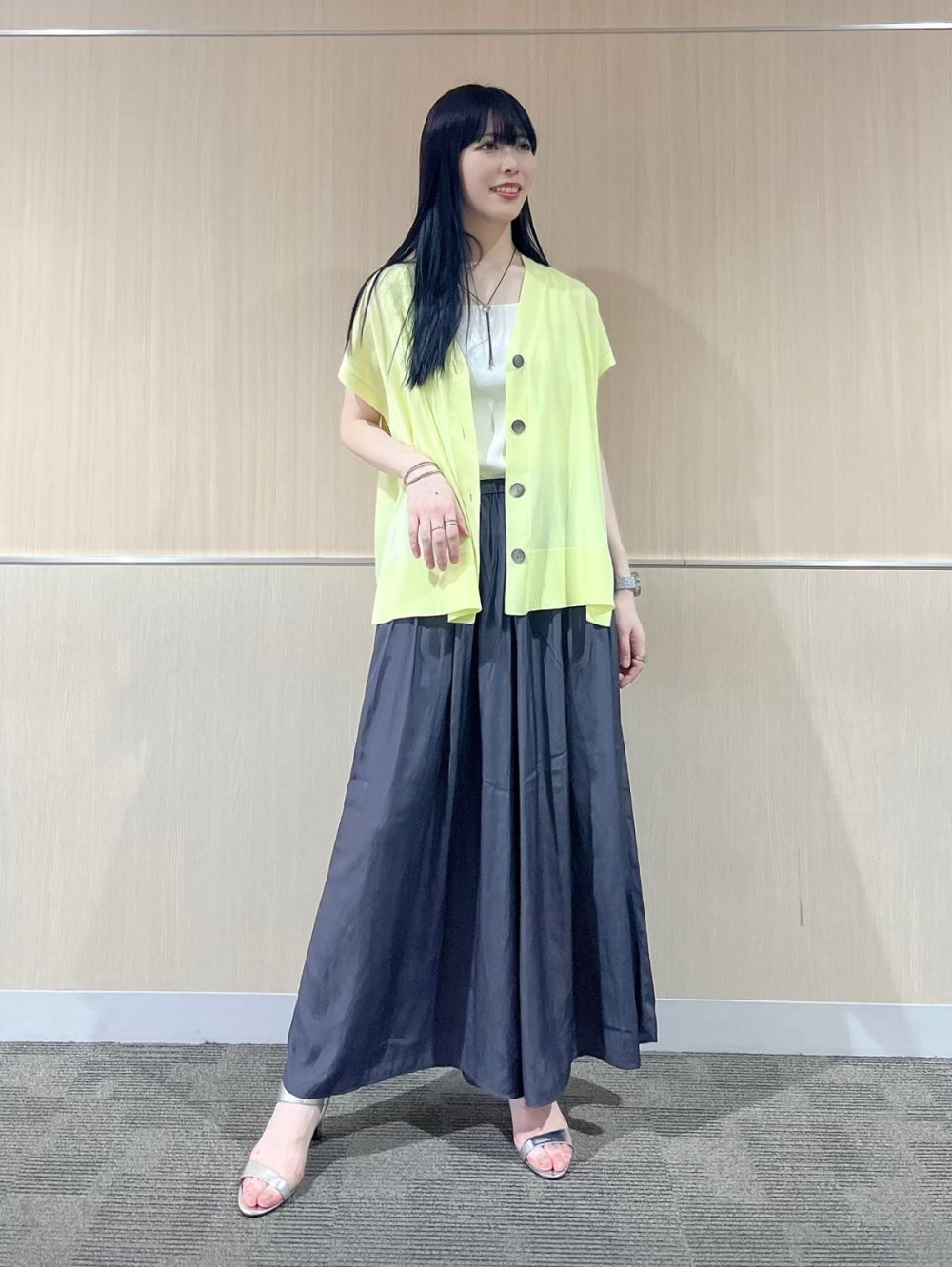 コットンアセテートブレンドジレカーディガン」の着用