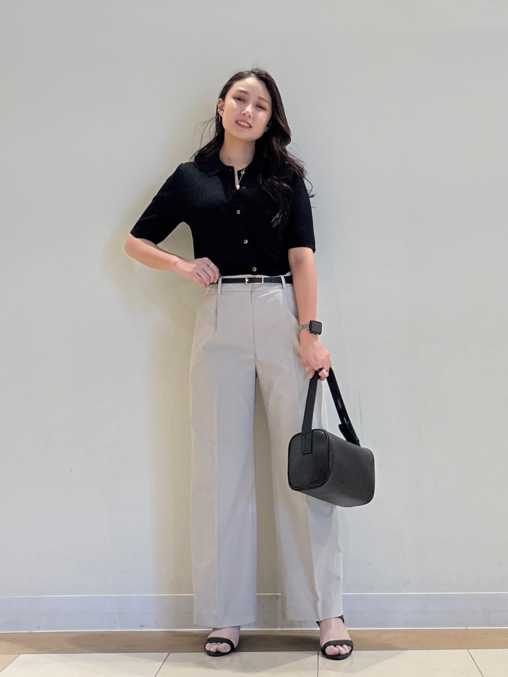 リラクシーショートトレンチコート、ソフトフレアジーンズ」の